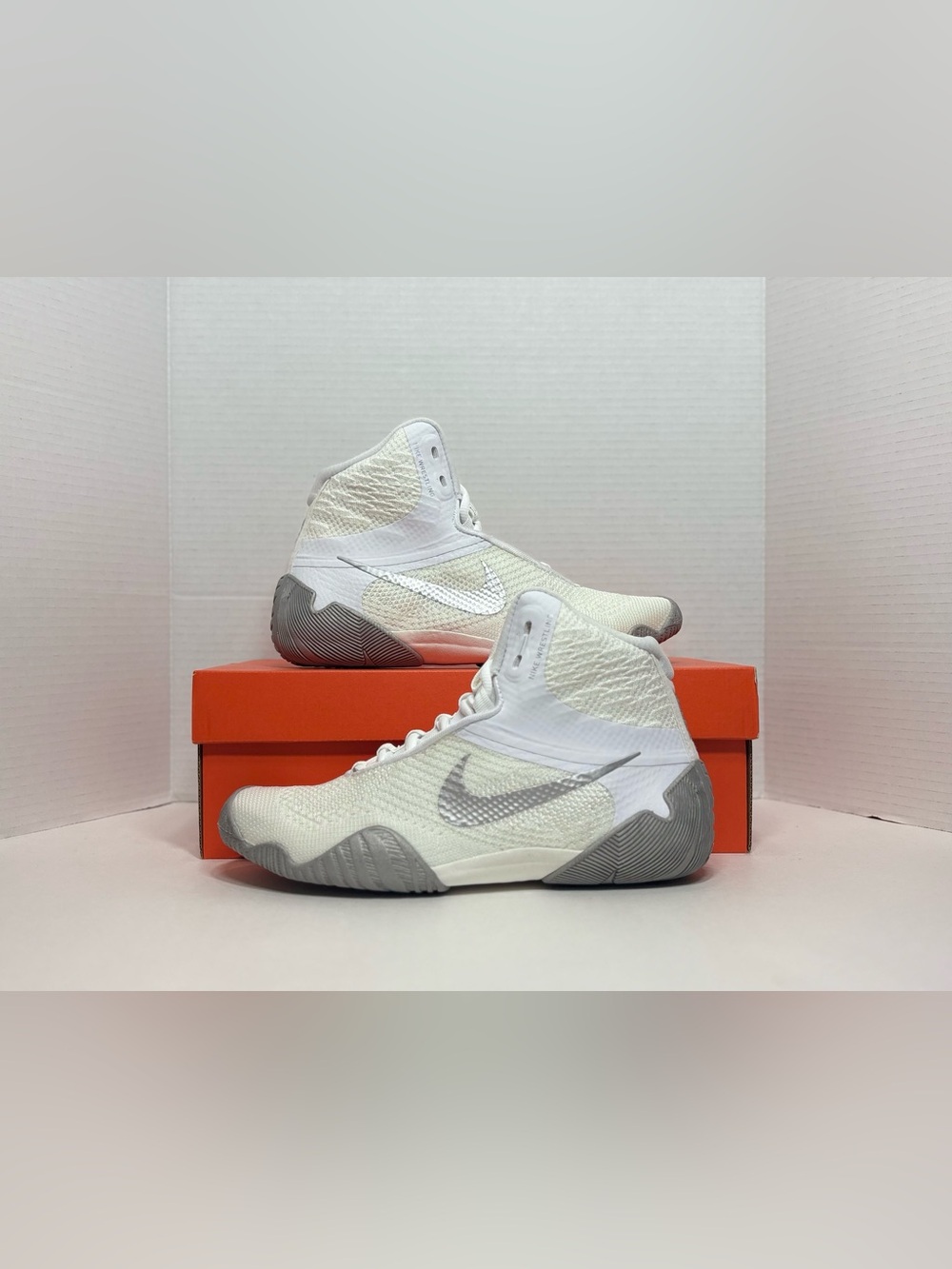 Nike Men’s Tawa Wrestling Shoes White and Gray size 8 NEW